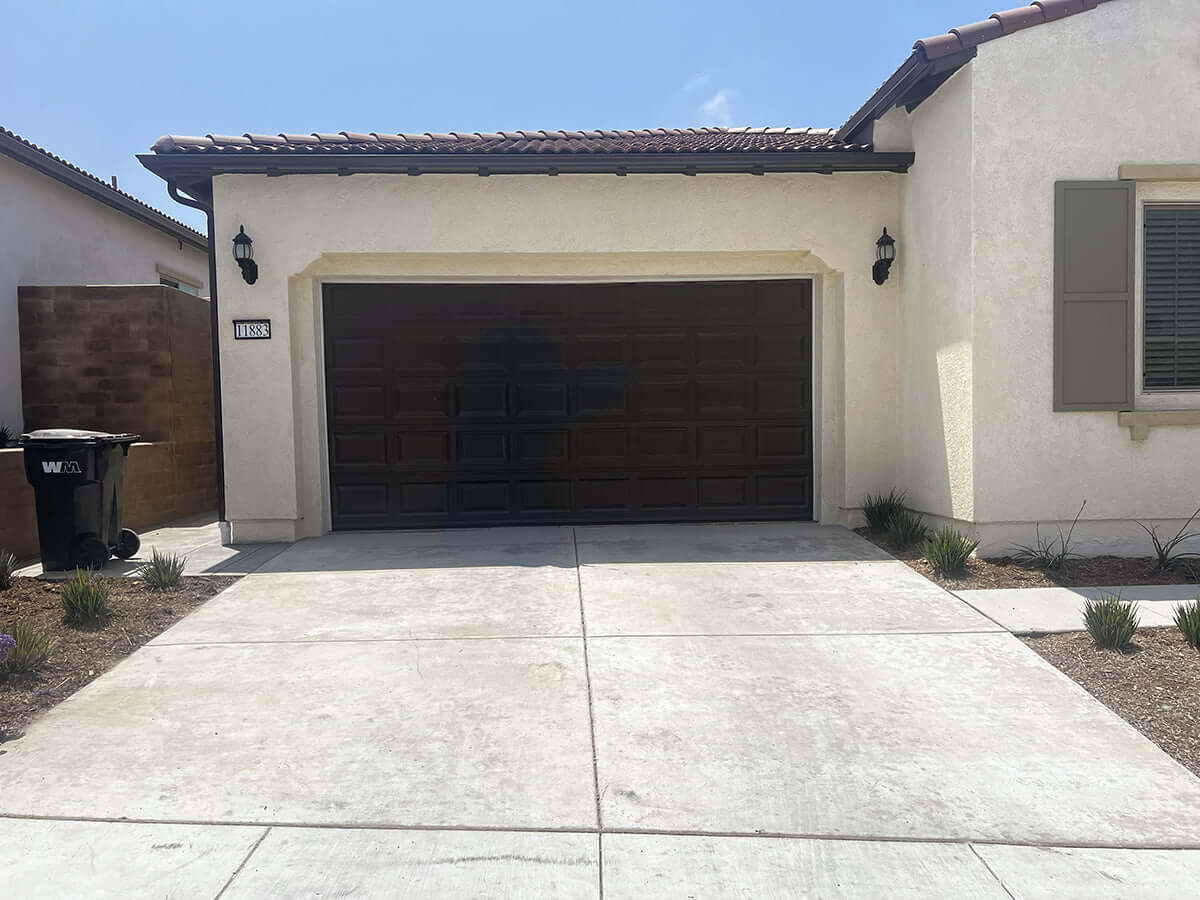 Single-story suburban home with a like-nu driveway